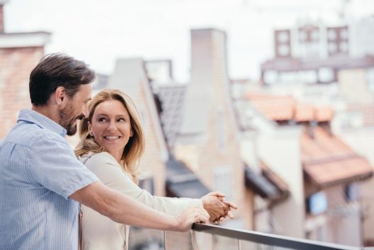 Lykkeligt par på en balkon